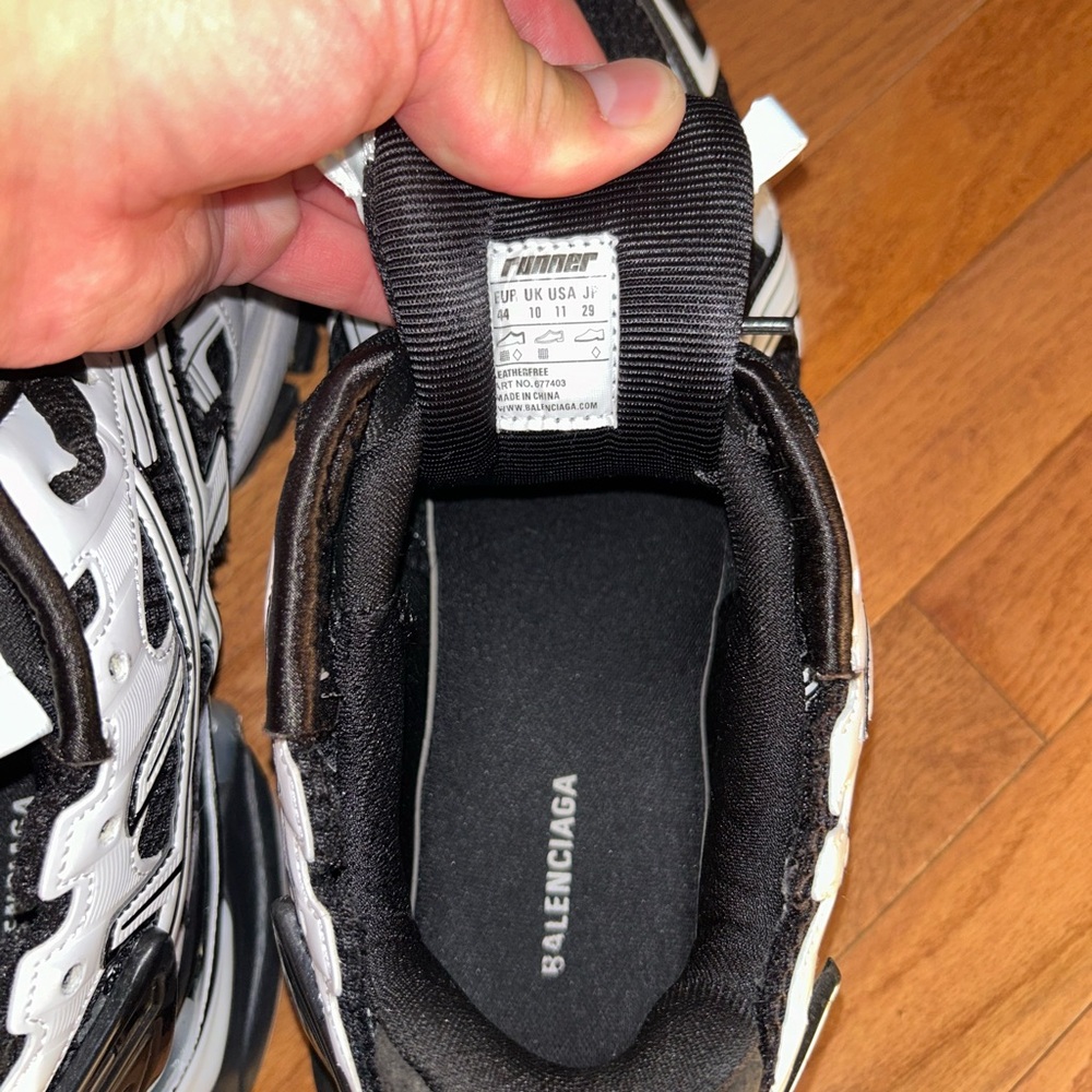 Black and white new balenciaga’s with bag and extra laces and box - Picture 2 of 6